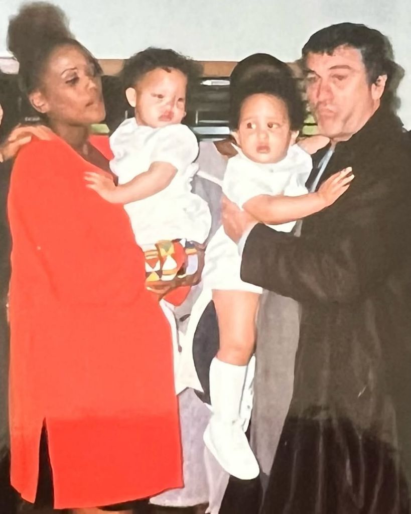 Photo of Robert De Niro holding his twin children